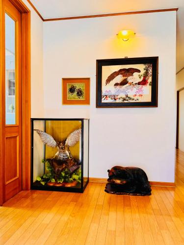a fish tank sitting on the floor in a room at 麗静亭 in Koga