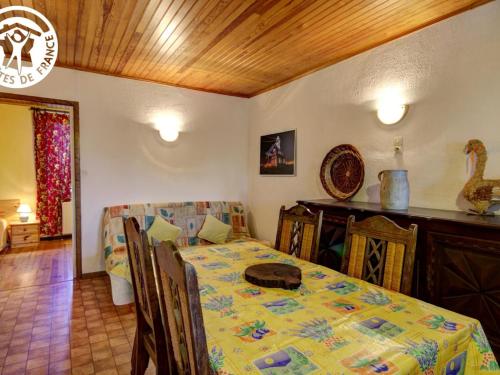 Postel nebo postele na pokoji v ubytování Gîte cosy de plain-pied, proche St-Étienne, idéal famille avec animaux et balades nearby. - FR-1-496-41