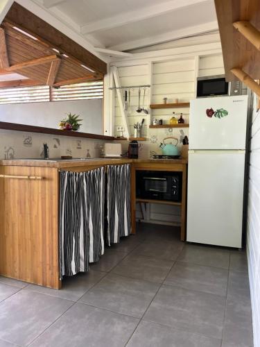 Una cocina o cocineta en Bungalow la tipik