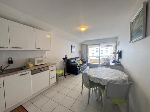 Appartement central avec garage à 2 min de la plage, balcon, wifi, proche commerces - FR-1-197-188