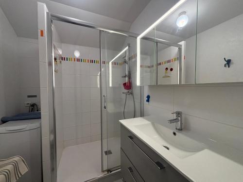 une salle de bain avec douche et lavabo dans l'établissement Appartement central avec garage à 2 min de la plage, balcon, wifi, proche commerces - FR-1-197-188, à Les Sables-dʼOlonne