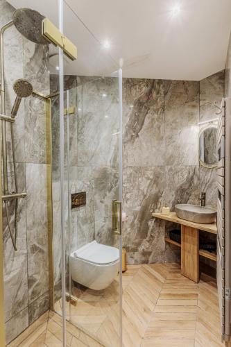 une salle de bain avec une douche, des toilettes et un lavabo dans l'établissement Luxury Loft Saint-Michel, à Paris