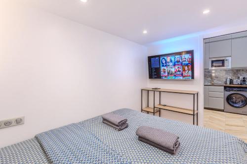 une chambre avec un lit avec deux oreillers dessus dans l'établissement Luxury Loft Saint-Michel, à Paris