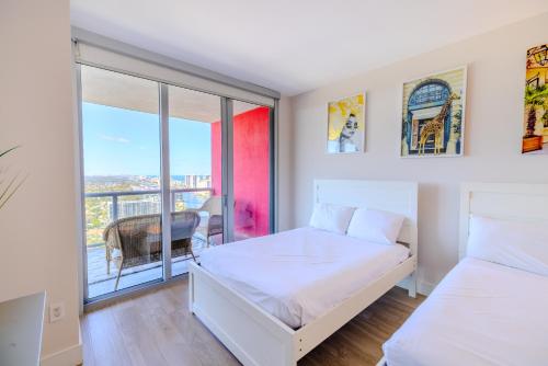Postel nebo postele na pokoji v ubytování Coastal Luxe Residences - Premium Suites with Pool and Water Views