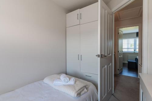 Walk To Airport - 3 Bedrooms x2 Driveway - EV Charging - Washer & Dryer photo 28