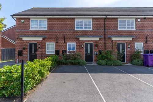 Walk To Airport - 3 Bedrooms x2 Driveway - EV Charging - Washer & Dryer photo 1