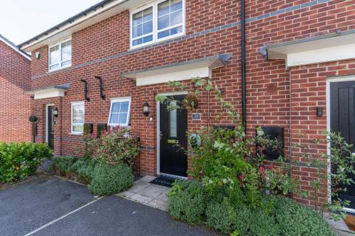 Walk To Airport - 3 Bedrooms x2 Driveway - EV Charging - Washer & Dryer photo 6