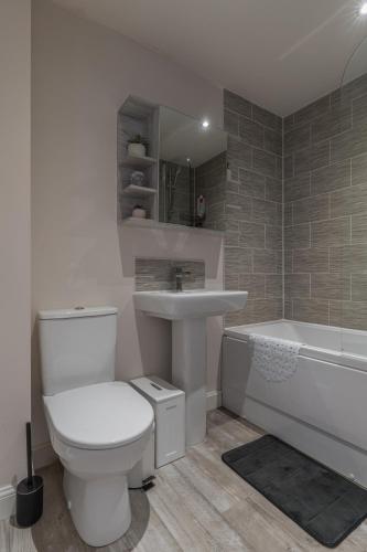 Walk To Airport - 3 Bedrooms x2 Driveway - EV Charging - Washer & Dryer photo 25