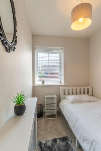 Walk To Airport - 3 Bedrooms x2 Driveway - EV Charging - Washer & Dryer photo 11