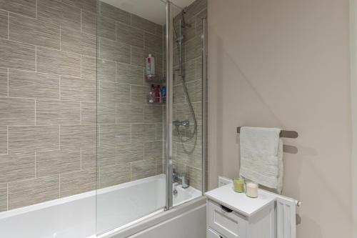 Walk To Airport - 3 Bedrooms x2 Driveway - EV Charging - Washer & Dryer photo 7