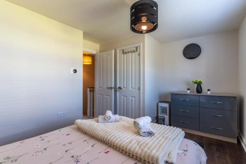 Walk To Airport - 3 Bedrooms x2 Driveway - EV Charging - Washer & Dryer photo 35