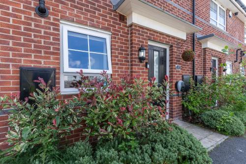 Walk To Airport - 3 Bedrooms x2 Driveway - EV Charging - Washer & Dryer photo 26