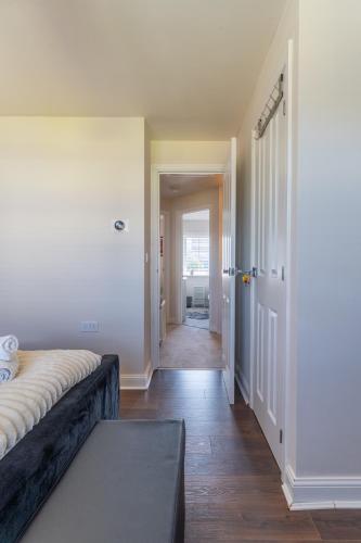 Walk To Airport - 3 Bedrooms x2 Driveway - EV Charging - Washer & Dryer photo 38