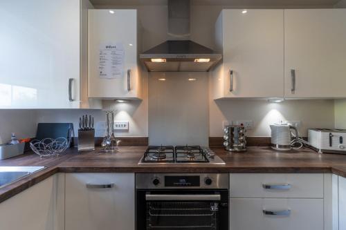 Walk To Airport - 3 Bedrooms x2 Driveway - EV Charging - Washer & Dryer photo 40