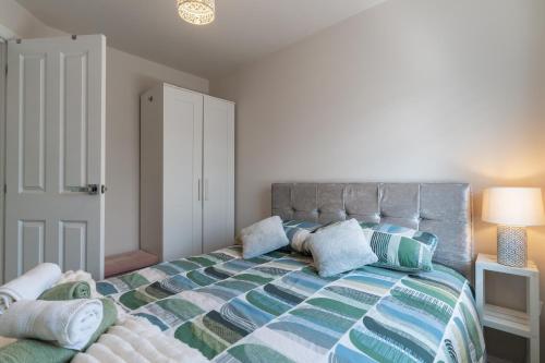 Walk To Airport - 3 Bedrooms x2 Driveway - EV Charging - Washer & Dryer photo 41