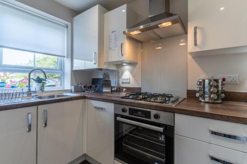 Walk To Airport - 3 Bedrooms x2 Driveway - EV Charging - Washer & Dryer photo 4