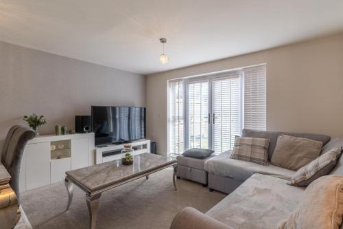 Walk To Airport - 3 Bedrooms x2 Driveway - EV Charging - Washer & Dryer photo 42
