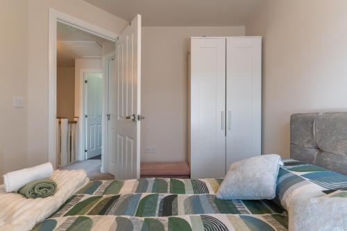 Walk To Airport - 3 Bedrooms x2 Driveway - EV Charging - Washer & Dryer photo 45