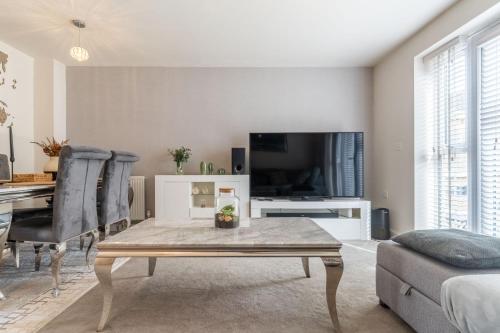 Walk To Airport - 3 Bedrooms x2 Driveway - EV Charging - Washer & Dryer photo 46