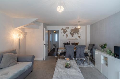 Walk To Airport - 3 Bedrooms x2 Driveway - EV Charging - Washer & Dryer photo 30