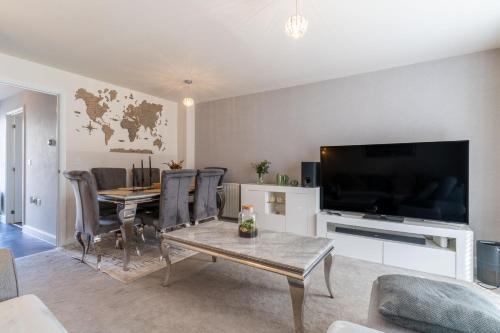 Walk To Airport - 3 Bedrooms x2 Driveway - EV Charging - Washer & Dryer photo 9