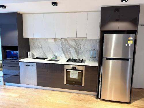 Kuchyň nebo kuchyňský kout v ubytování Modern 2 Bed 2 Bath Apartment with Parking opposite Westfield Doncaster