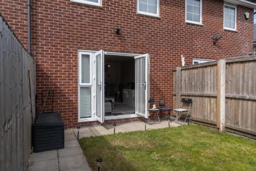 Walk To Airport - 3 Bedrooms x2 Driveway - EV Charging - Washer & Dryer photo 12