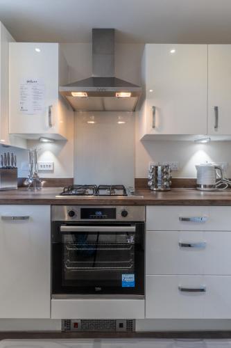 Walk To Airport - 3 Bedrooms x2 Driveway - EV Charging - Washer & Dryer photo 16