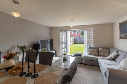 Walk To Airport - 3 Bedrooms x2 Driveway - EV Charging - Washer & Dryer photo 5