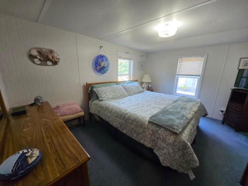 Ένα ή περισσότερα κρεβάτια σε δωμάτιο στο Entire 3 bedroom home two miles from Sunset Beach