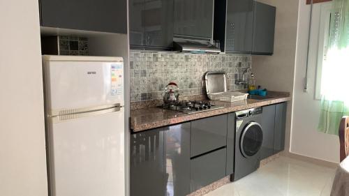 Una cocina o cocineta en Cozy place, 1 min from the Beach - 1st Floor