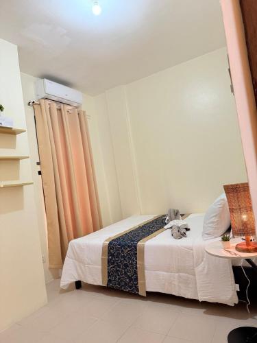 a small bedroom with a bed and a table at Chic &Cozy 3Bedroom House in Agus