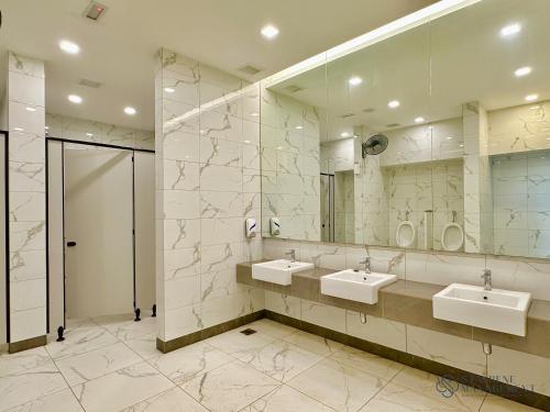 ein Badezimmer mit zwei Waschbecken und einem großen Spiegel in der Unterkunft Paradigm Residence Johor Bahru by Stayrene in Johor Bahru