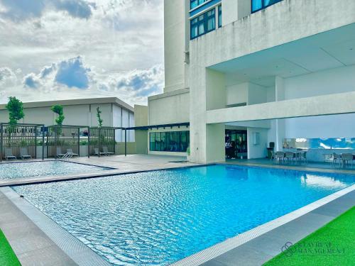 ein Schwimmbad vor einem Gebäude in der Unterkunft Paradigm Residence Johor Bahru by Stayrene in Johor Bahru