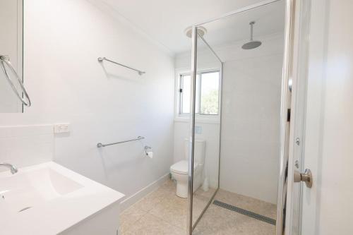 une salle de bain avec toilettes, lavabo et douche dans l'établissement Cottage 1 Cape Keppel Beach, à Curtis Island