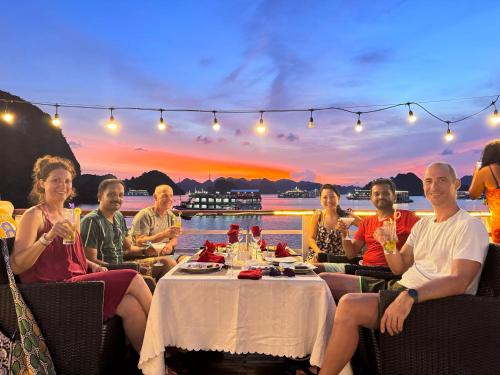 Gæster der bor på Le Journey 4-Star Halong Cruise