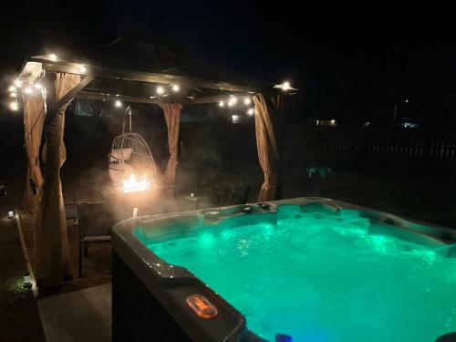 Πισίνα στο ή κοντά στο HotTub, Theater, Kings, & Firepit - NearWesley