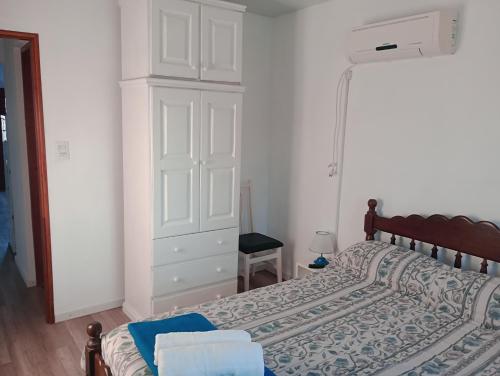 Un dormitorio con una cama y una cómoda. en Mi Departamentito, en Federación