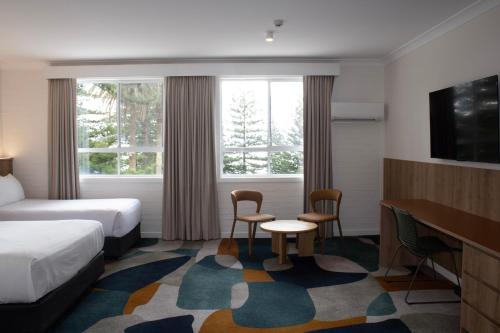 Una cama o camas en una habitación de Seabreeze Beach Hotel