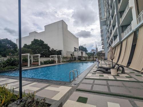 Bazén v ubytování The Most Affordable Female-only Dormitory in Metro Manila with Free Wi-Fi nebo v jeho okolí