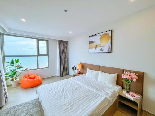 a bedroom with a bed and a large window at The Song Apartment 5 Stars Vung Tau - Căn Hộ Du Lịch 5 Sao Cạnh Biển - Dumin's Homestay in Vung Tau