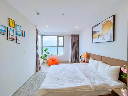 a bedroom with a large bed and a large window at The Song Apartment 5 Stars Vung Tau - Căn Hộ Du Lịch 5 Sao Cạnh Biển - Dumin's Homestay in Vung Tau