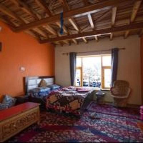 加沙Lhaksam Homestay By StayApart的一间卧室设有一张床和一个窗口