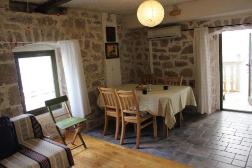 a dining room with a table and chairs at Fischer Fritz 2 in Betina