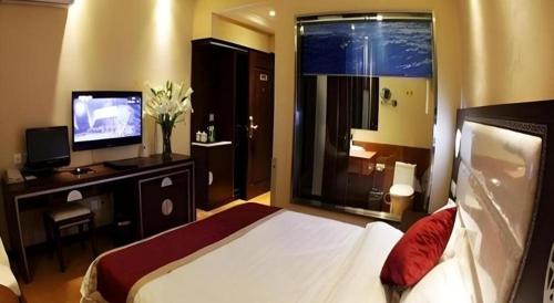 Dunhuang Dunhe Hotelにあるテレビまたはエンターテインメントセンター