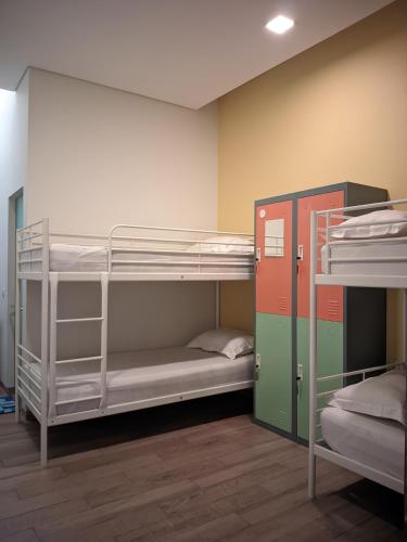 Postel nebo postele na pokoji v ubytování Guest House Teras Djoyo