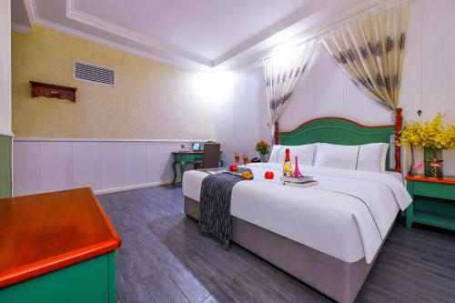 Una cama o camas en una habitación de Menghui Hotel Chongqing West Railway Station Hualong Subway Station Branch