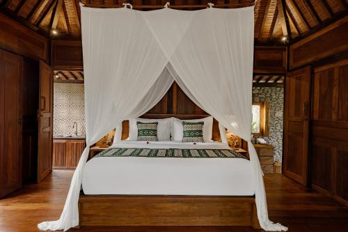 Кровать или кровати в номере Hidden Saren Villa Ubud