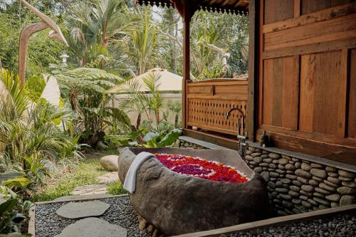 Сад в Hidden Saren Villa Ubud
