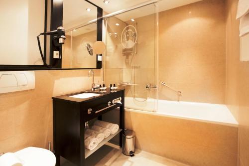 Um banheiro em Hotel Victoria